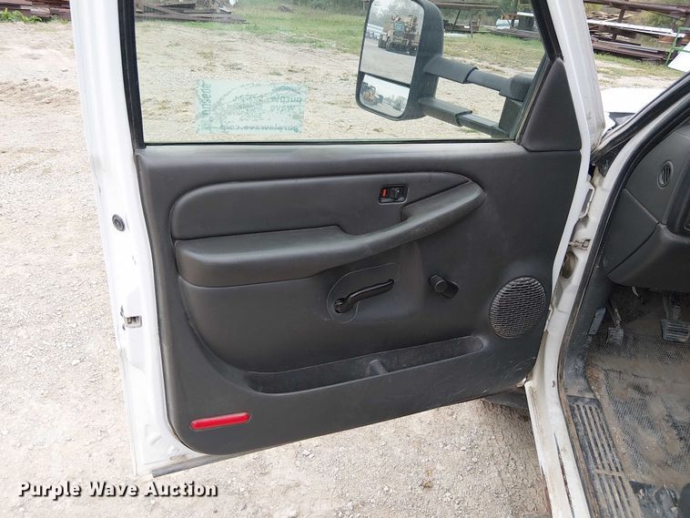 image for item DU3606 2003 Chevrolet Silverado 3500 flatbed pickup truck