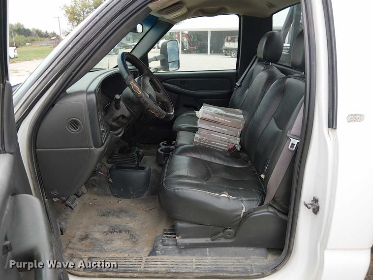 image for item DU3606 2003 Chevrolet Silverado 3500 flatbed pickup truck