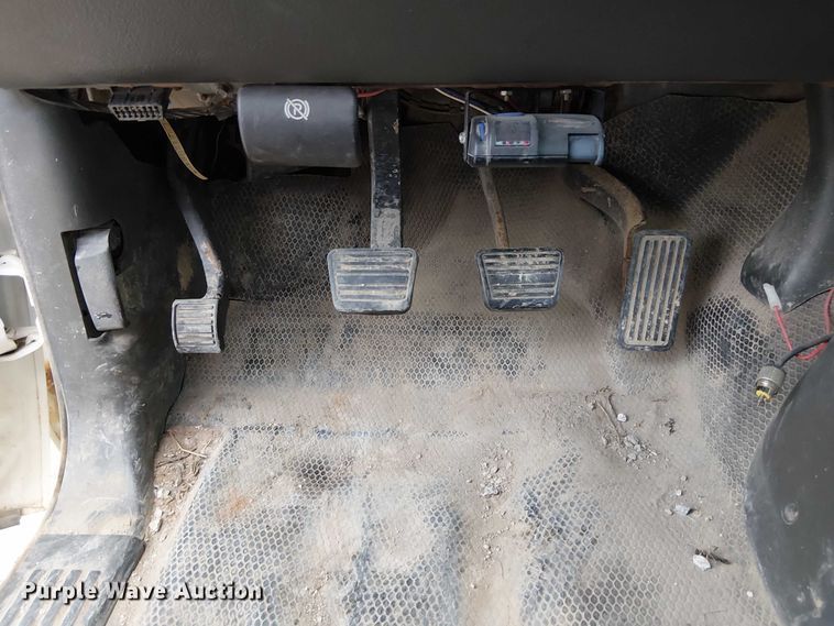 image for item DU3606 2003 Chevrolet Silverado 3500 flatbed pickup truck