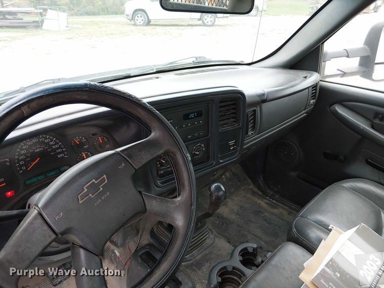 image for item DU3606 2003 Chevrolet Silverado 3500 flatbed pickup truck