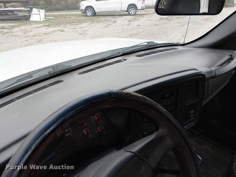 image for item DU3606 2003 Chevrolet Silverado 3500 flatbed pickup truck