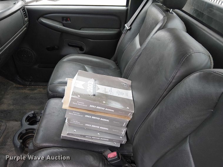 image for item DU3606 2003 Chevrolet Silverado 3500 flatbed pickup truck