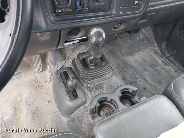 image for item DU3606 2003 Chevrolet Silverado 3500 flatbed pickup truck