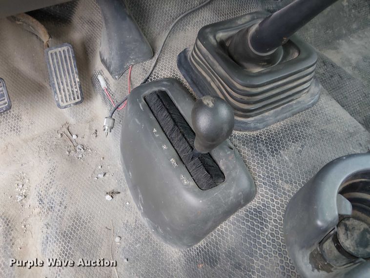 image for item DU3606 2003 Chevrolet Silverado 3500 flatbed pickup truck