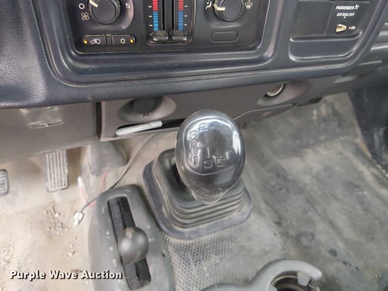 image for item DU3606 2003 Chevrolet Silverado 3500 flatbed pickup truck