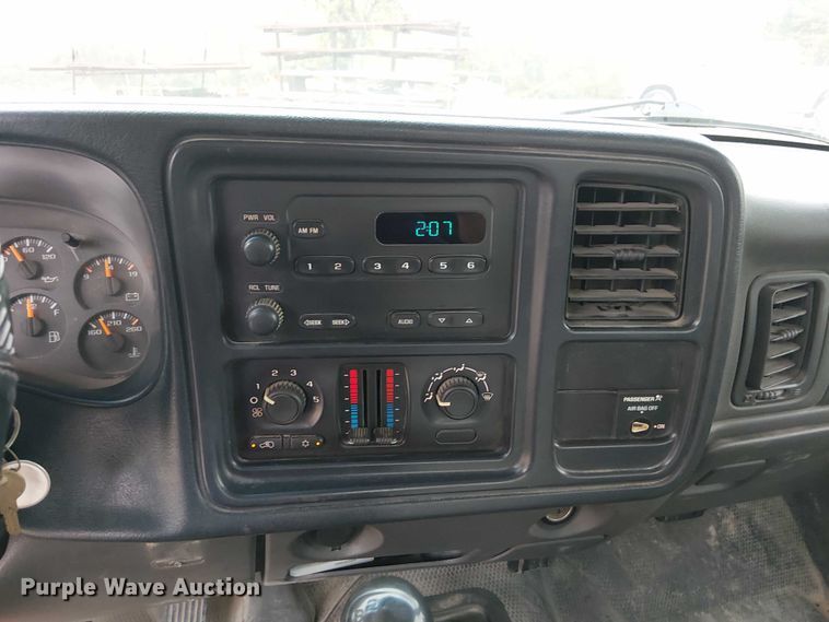 image for item DU3606 2003 Chevrolet Silverado 3500 flatbed pickup truck