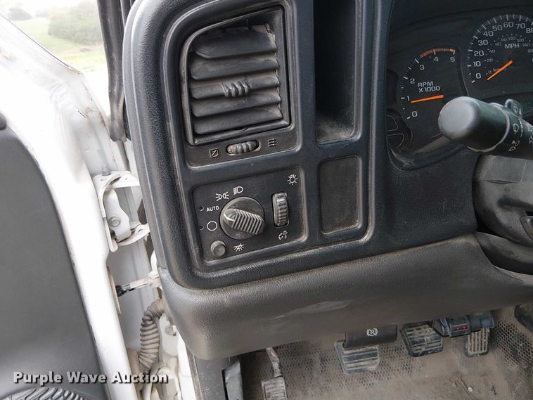 image for item DU3606 2003 Chevrolet Silverado 3500 flatbed pickup truck