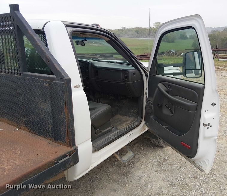 image for item DU3606 2003 Chevrolet Silverado 3500 flatbed pickup truck