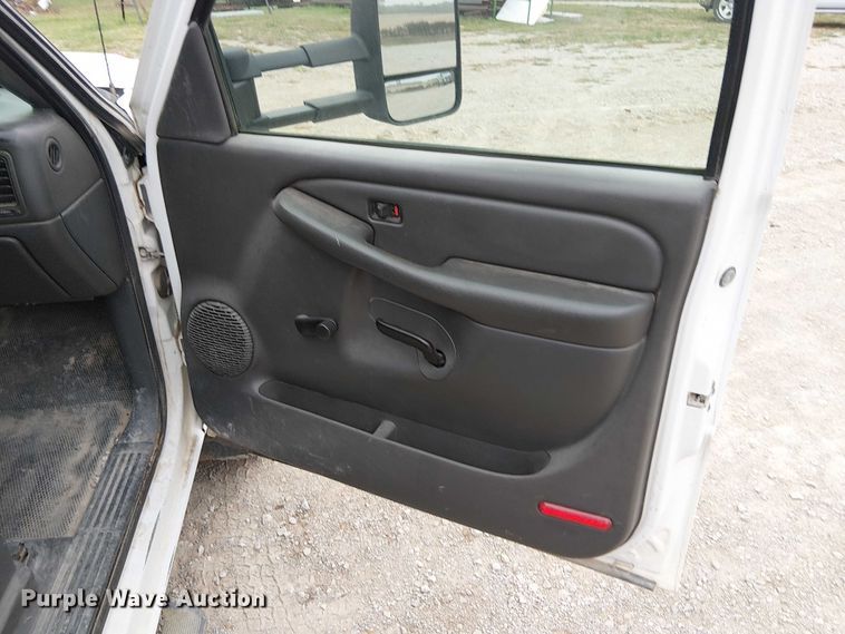 image for item DU3606 2003 Chevrolet Silverado 3500 flatbed pickup truck