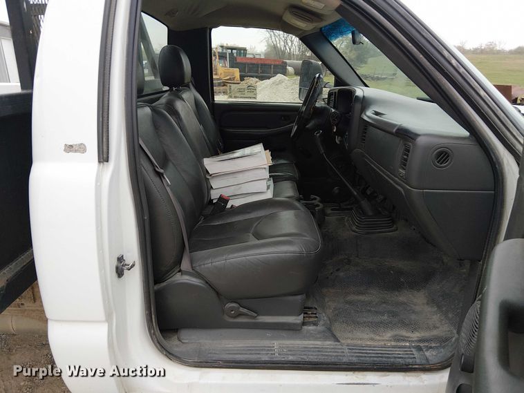 image for item DU3606 2003 Chevrolet Silverado 3500 flatbed pickup truck