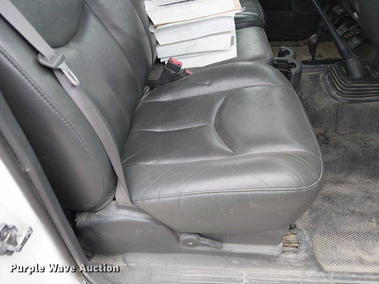 image for item DU3606 2003 Chevrolet Silverado 3500 flatbed pickup truck