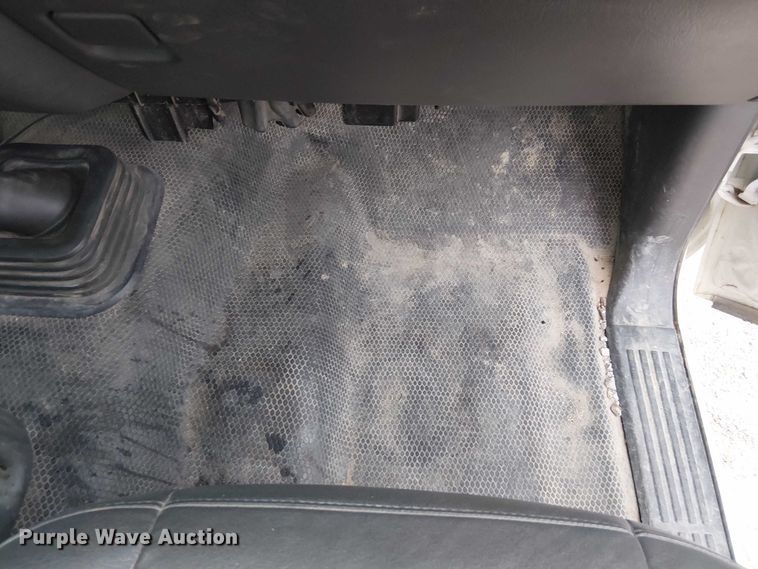 image for item DU3606 2003 Chevrolet Silverado 3500 flatbed pickup truck