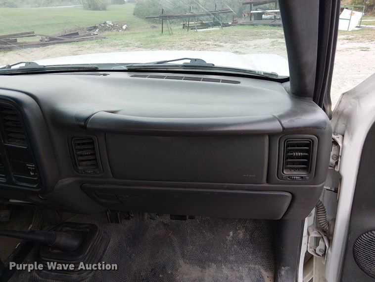 image for item DU3606 2003 Chevrolet Silverado 3500 flatbed pickup truck