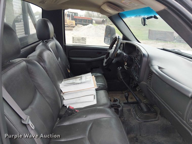 image for item DU3606 2003 Chevrolet Silverado 3500 flatbed pickup truck