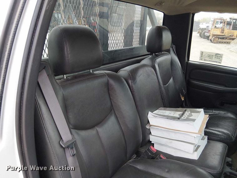 image for item DU3606 2003 Chevrolet Silverado 3500 flatbed pickup truck
