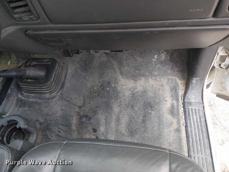 image for item DU3606 2003 Chevrolet Silverado 3500 flatbed pickup truck