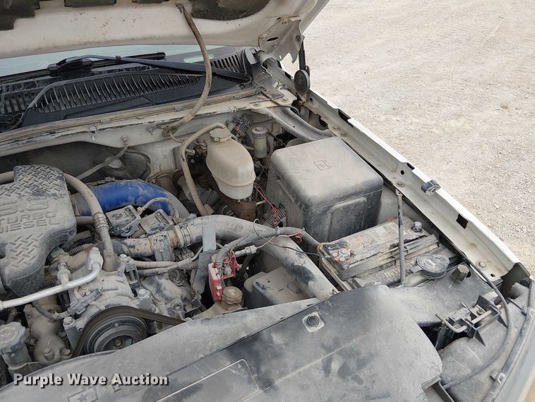 image for item DU3606 2003 Chevrolet Silverado 3500 flatbed pickup truck