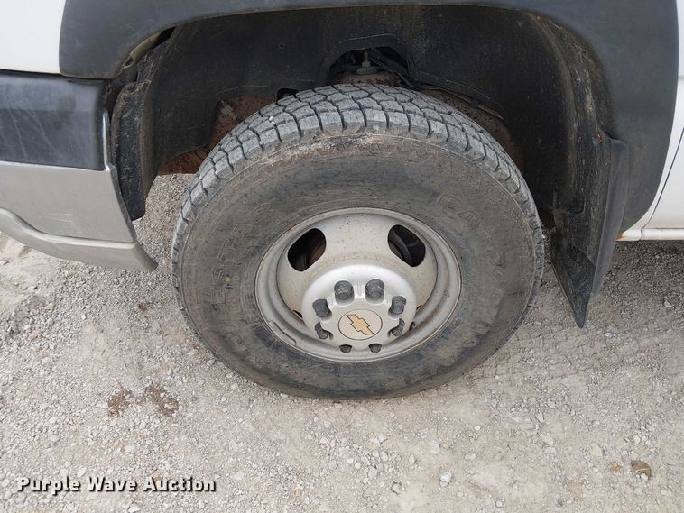 image for item DU3606 2003 Chevrolet Silverado 3500 flatbed pickup truck