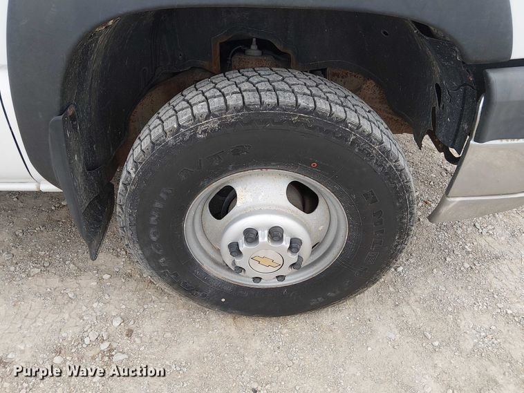 image for item DU3606 2003 Chevrolet Silverado 3500 flatbed pickup truck