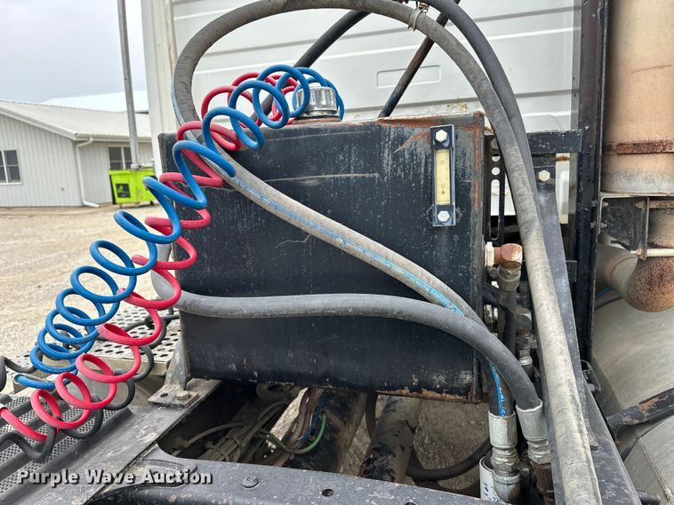 image for item DU3607 2004 Freightliner FL112 semi truck