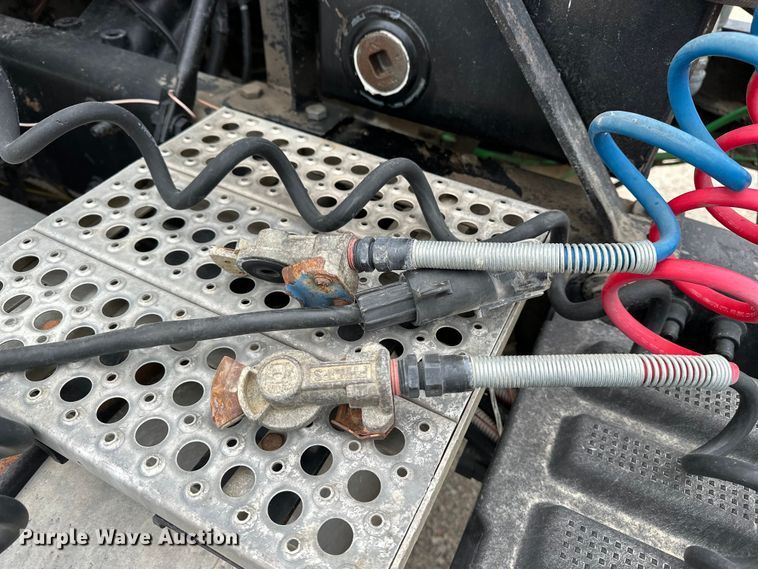 image for item DU3607 2004 Freightliner FL112 semi truck