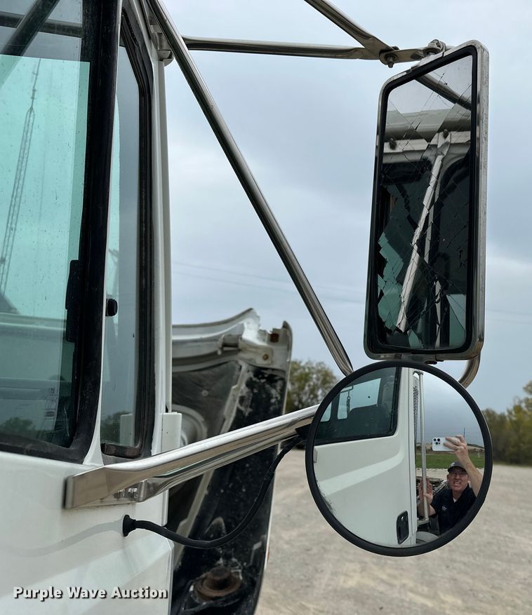 image for item DU3607 2004 Freightliner FL112 semi truck