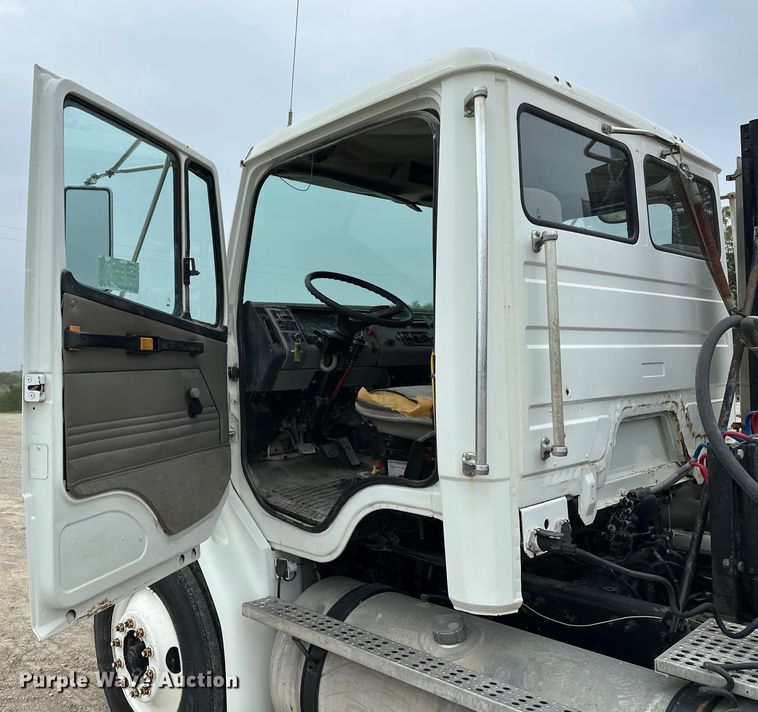 image for item DU3607 2004 Freightliner FL112 semi truck