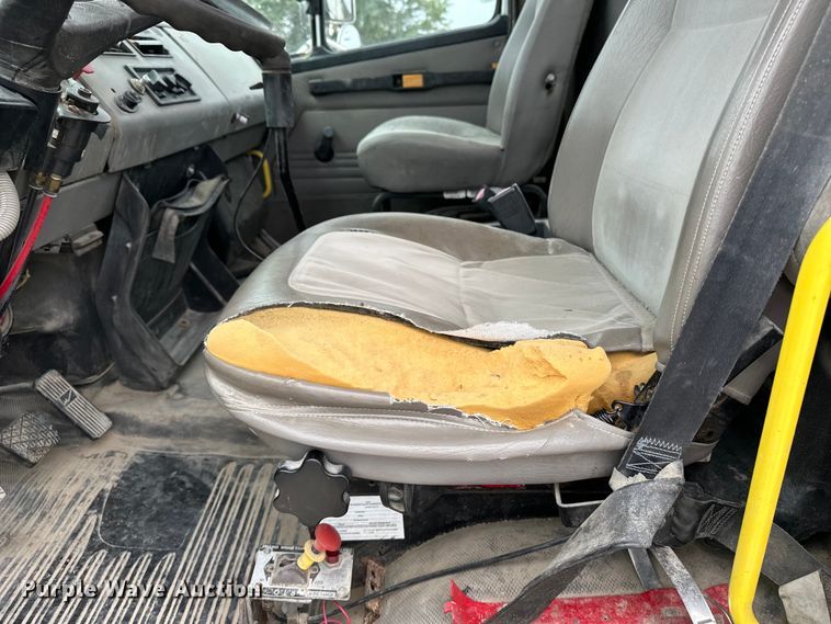 image for item DU3607 2004 Freightliner FL112 semi truck