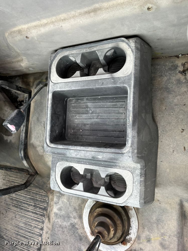 image for item DU3607 2004 Freightliner FL112 semi truck