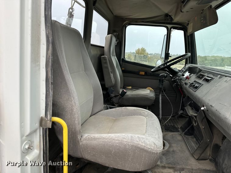 image for item DU3607 2004 Freightliner FL112 semi truck