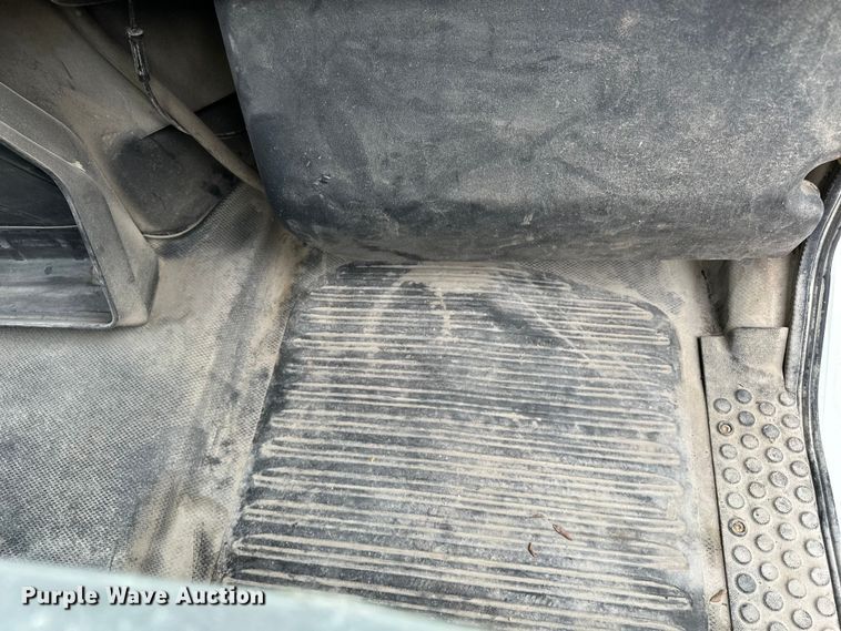 image for item DU3607 2004 Freightliner FL112 semi truck