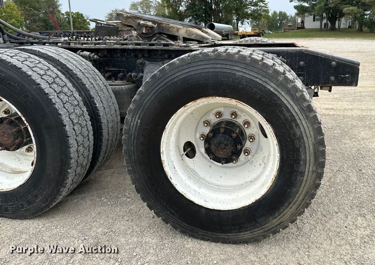 image for item DU3607 2004 Freightliner FL112 semi truck