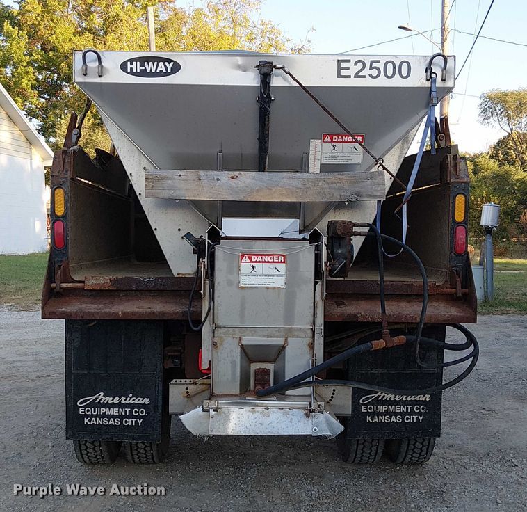 image for item DU3636 2002 International 4700 dump truck