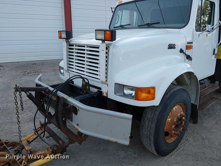 image for item DU3636 2002 International 4700 dump truck