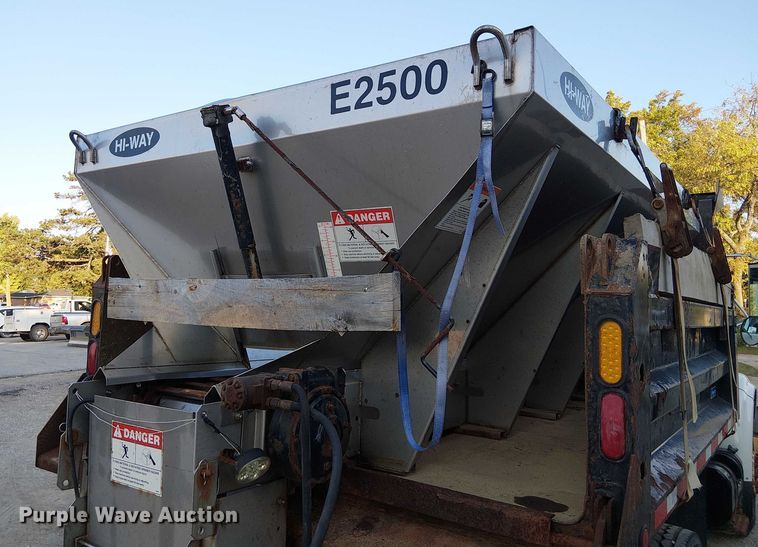 image for item DU3636 2002 International 4700 dump truck