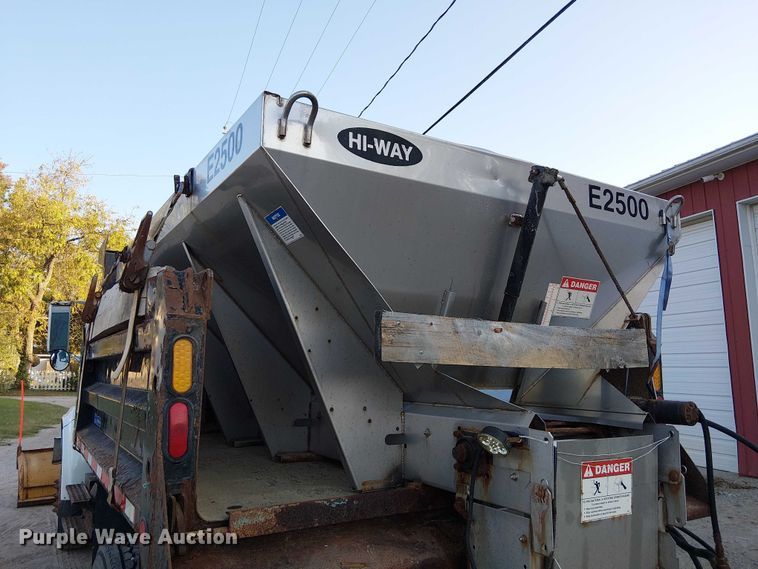 image for item DU3636 2002 International 4700 dump truck