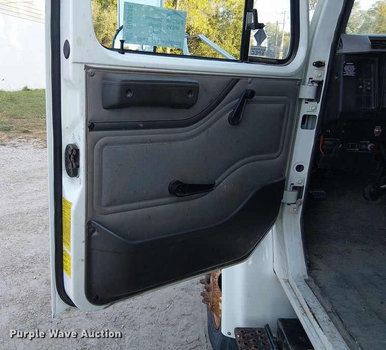 image for item DU3636 2002 International 4700 dump truck