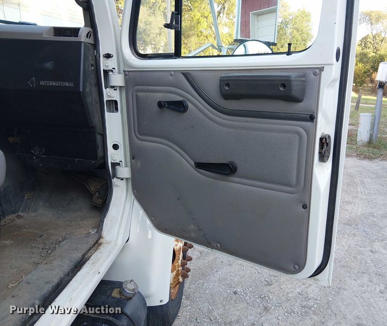 image for item DU3636 2002 International 4700 dump truck