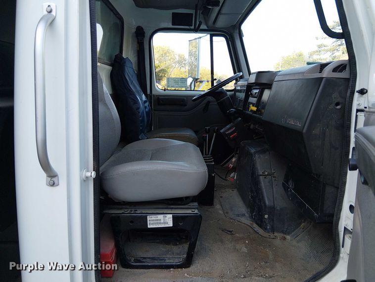 image for item DU3636 2002 International 4700 dump truck