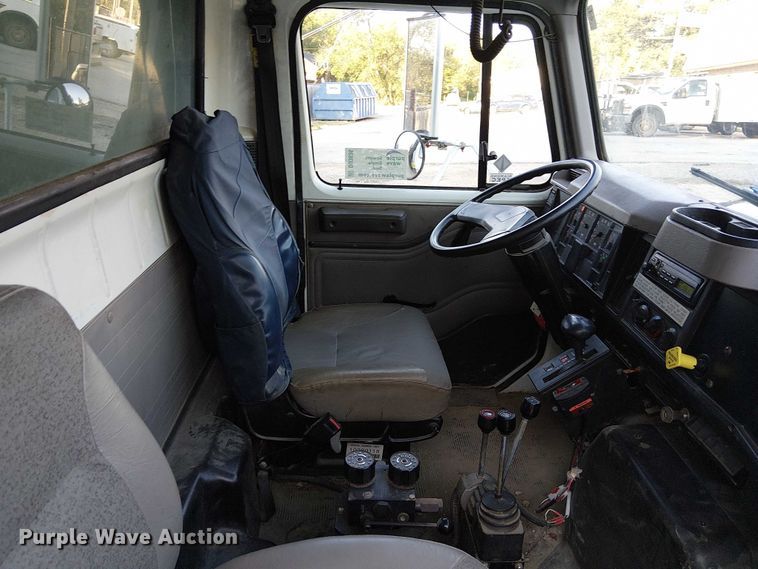 image for item DU3636 2002 International 4700 dump truck