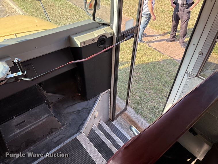 image for item DV5006 2002 Chevrolet B7T school bus