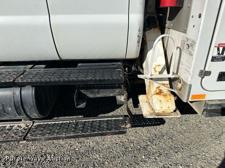 image for item DW4276 2009 Ford F750 Super Duty bucket truck