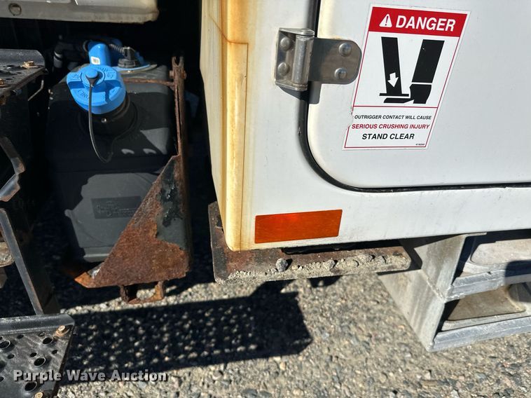 image for item DW4277 2013 Ford F750 Super Duty bucket truck