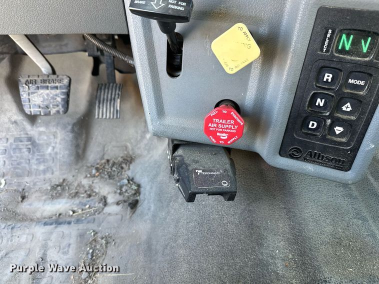 image for item DW4277 2013 Ford F750 Super Duty bucket truck