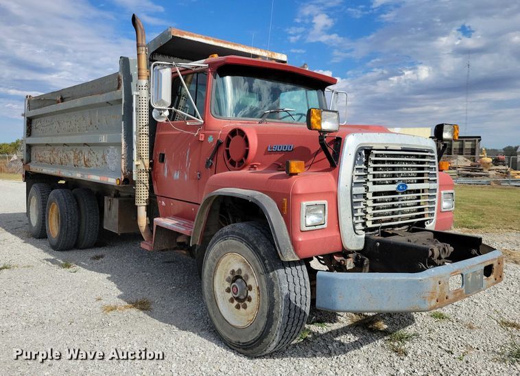 image for item DX6463 1995 Ford L9000 dump truck