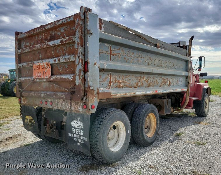 image for item DX6463 1995 Ford L9000 dump truck