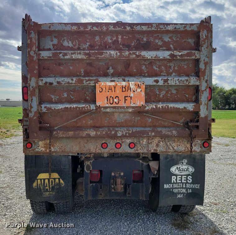 image for item DX6463 1995 Ford L9000 dump truck