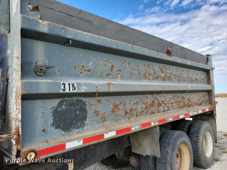 image for item DX6463 1995 Ford L9000 dump truck