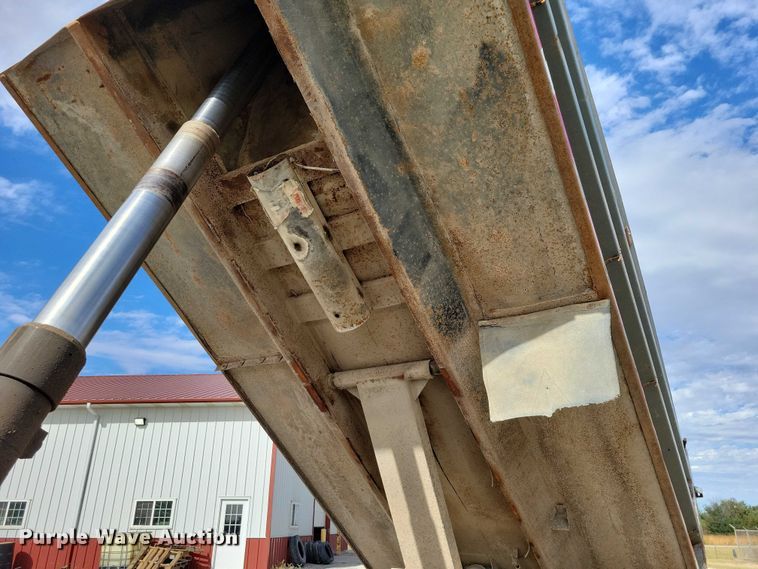 image for item DX6463 1995 Ford L9000 dump truck