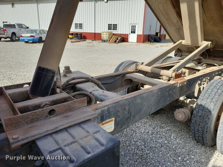 image for item DX6463 1995 Ford L9000 dump truck